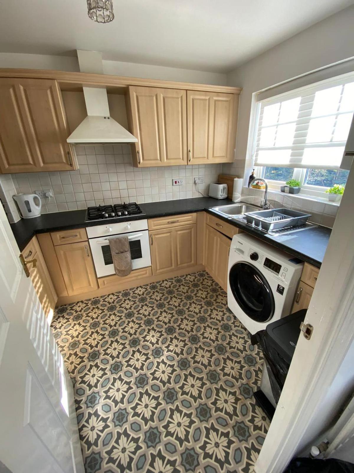 Maidstone Villa 3 Bedroom Free Sports Channels,Parking Sleeps 7 Eksteriør bilde